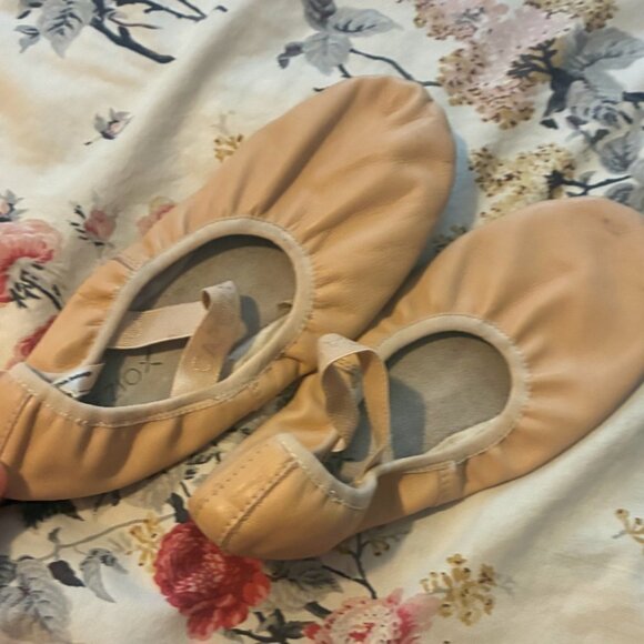 Lot of dance shoes: tap, ballet, and jazz sz 8 - Picture 9 of 12